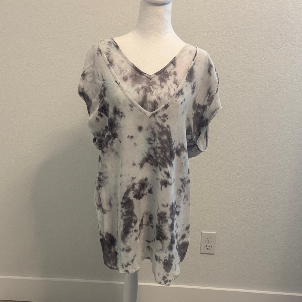 XCVI Gray and White V-Neck Tie-Dye Short Sleeve Tunic